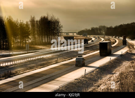 Mattina il traffico sulla superstrada invernale tra Örebro e Kumla Foto Stock