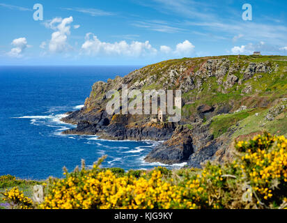 Felsküste mit Ruinen vom ehemaligen Bergwerk, Zinnmine, Botallack miniera, Sant Just in Penwith, Cornwall, Inghilterra, Großbritannien Foto Stock