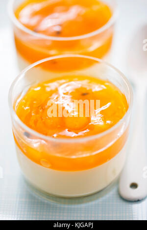 Panna cotta con frutti della passione mango jelly Foto Stock