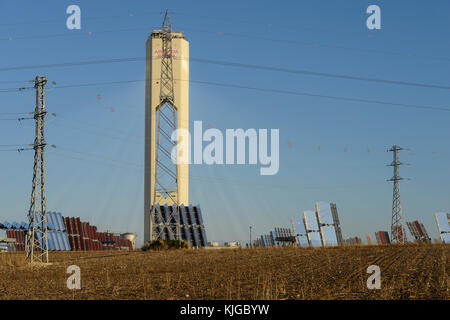 Spagna, Siviglia, Sanlucar la Mayor, Solnova solar power station con piatto heliostats e torre PS10 e PS20 dalla società Abengoa Foto Stock