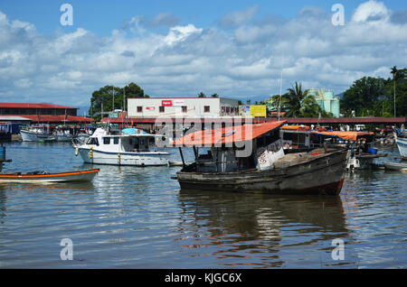 Vecchie barche vicino al mercato a alotau in Papua Nuova Guinea Foto Stock