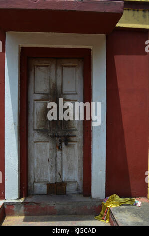 Porta nel portale in pietra con velo di colore giallo sul pavimento, prese al tempio indù di new delhi india Foto Stock