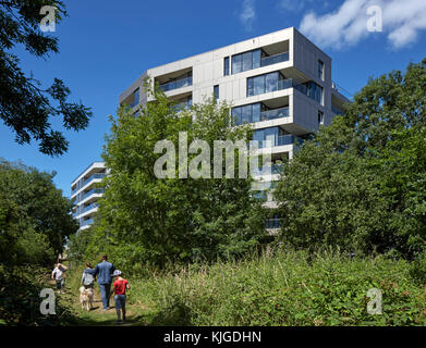 La famiglia in cammino verso lo sviluppo di alloggiamento. Walthamstow Stadium Housing Development, Walthamstow, Regno Unito. Architetto: Conran e partner , 201 Foto Stock