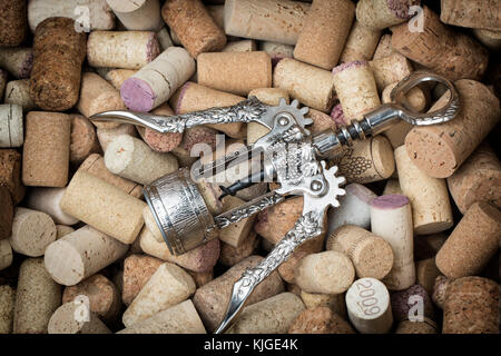 Vecchio cavatappi su molti tappi vino Foto Stock