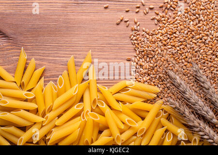 Pasta con le orecchie e farina su uno sfondo di legno Foto Stock