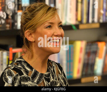 BAL HARBOR, FL - 19 FEBBRAIO: 17 FEBBRAIO: L'attrice Kate Hudson firma copie del suo nuovo libro "Pretty Happy: Healthy Ways to Love Your Body" al Books & Books il 19 febbraio 2016 a Bal Harbour, Florida. Persone: Kate Hudson Foto Stock