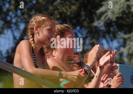 Le persone disabili fans club il supporto di sindrome di Down atleti. Costoli piscina giochi Trisome 2016. Firenze, Italia. Foto Stock