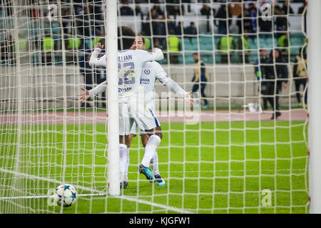 Chelsea's willian, sinistra, celebra con i suoi compagni di squadra dopo aver segnato il suo lati quarto obiettivo del gioco durante il loro champions league, gruppo c, la partita di calcio tra qarabag fk e chelsea a Baku Olympic Stadium di Baku, Azerbaijan, mercoledì, nov. 22, 2017. Chelsea ha vinto il gioco 4-0. (Foto di aziz karimov / pacifci premere) Foto Stock