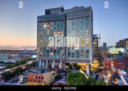 New York City - agosto 7, 2015: vista su Manhattan Quartiere Meatpacking e chelsea da sopra al tramonto con gli hotel standard in vista. Foto Stock