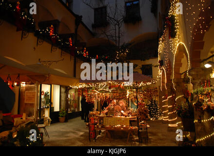 Mercatino di Natale in un cortile a Salisburgo, Austria Foto Stock