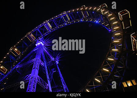 Vienna ruota gigante, visto dal di sotto, è illuminato in blu notte Foto Stock