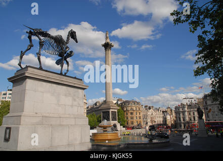 London, Regno Unito - 6 giugno 2015: dono cavallo e Lord Nelson monumento sulla piazza trafelgar Foto Stock