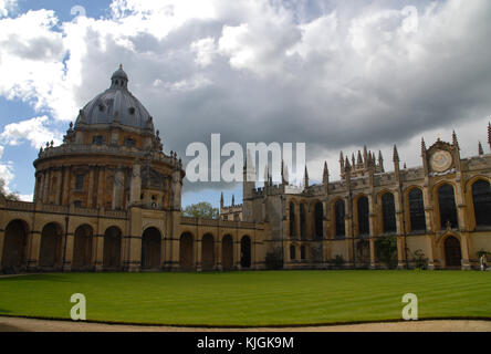 Oxford, Regno Unito - 18 maggio 2015: nord quad in tutte le anime college e Radcliffe Camera Foto Stock