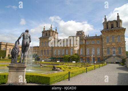 Terrazza sull'acqua superiore di Blenheim Palace, Regno Unito Foto Stock