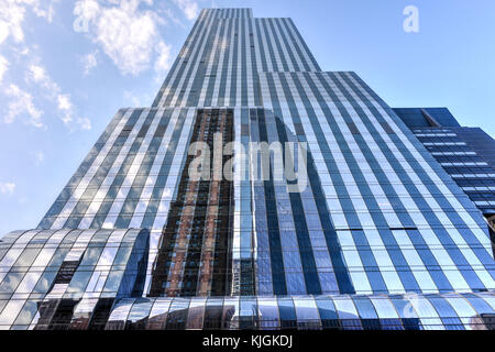New York City - Luglio 25, 2015: 111 West 57th Street è un hotel di lusso a 1,428 piedi grattacielo residenziale in Manhattan. Foto Stock