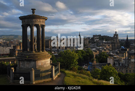 Vista di Edimburgo al tramonto da Carlton Hill - dugald stewart monumento Foto Stock