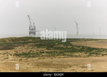 Un'imbarcazione MPI si posiziona per avviare l'installazione di turbine eoliche alla South Gare di Redcar a Cleveland. Inghilterra nord-orientale. Foto Stock