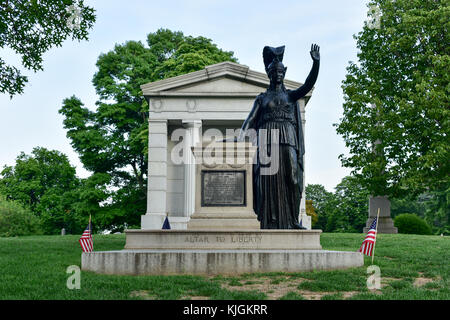 Minerva e l altare a liberty stand su un campo di battaglia rivoluzionaria sull'isola lunga battaglia sulla collina nel cimitero di Greenwood, Brooklyn, NY. Foto Stock