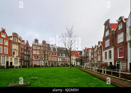 Amsterdam, Paesi Bassi - 24 febbraio 2012: vista del Begijnhof Quarter in amsterdam, Paesi Bassi. Il begijnhof è una delle più antiche corti interne i Foto Stock