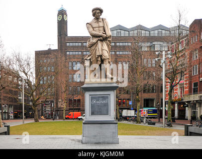 Amsterdam, Paesi Bassi - febbraio 24, 2012: rembrandt statua sulla piazza Rembrandt (Rembrandtplein) sia nominato dopo il pittore Rembrandt van Rijn che Foto Stock