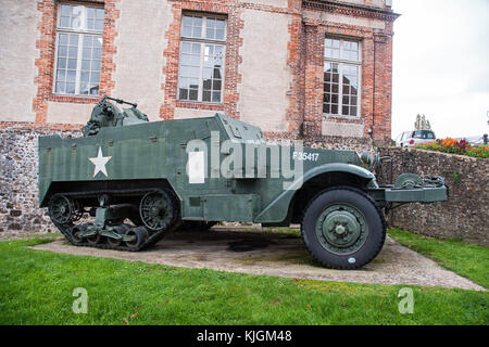 American M3 a mezza via conservati nell'Aigle, Normandia, per commemorare la città alla liberazione nel 1944 dalla British xi divisione corazzata Foto Stock