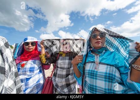 Tasto donne parata e eseguire la danza con colorati costumi tradizionali durante il wakatobi. wave festival. Foto Stock