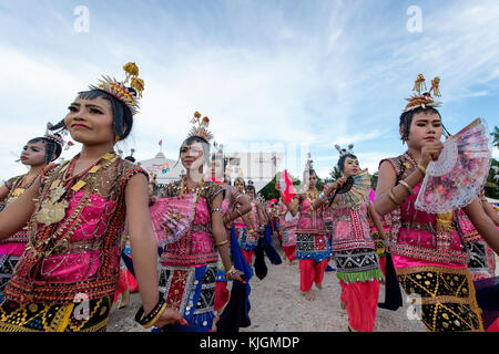 A scuola i bambini sfilano ed eseguire la danza con colorati costumi tradizionali durante il wakatobi. wave festival. Foto Stock