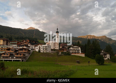 Lermoos, Austria, nelle alpi all'alba con cielo nuvoloso Foto Stock