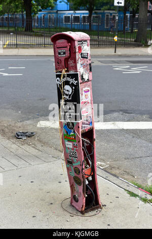 Brooklyn, New York - Luglio 12, 2015: coperto di graffiti callbox incendio a Williamsburg, Brooklyn. Williamsburg è diventato noto come una delle arti e della cultura mec Foto Stock