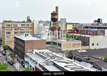 Brooklyn, New York - Luglio 12, 2015: coperto di graffiti edifici di Williamsburg, Brooklyn. Williamsburg è diventato noto come una delle arti e della cultura la mecca Foto Stock