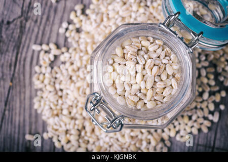 Orzo perlato grani in un vasetto di vetro Foto Stock