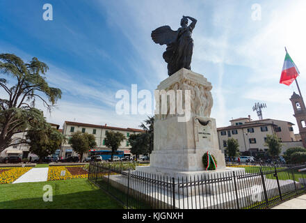 Empoli Italia - 04 novembre 2017: la statua in bronzo in della Piazza della Vittoria della dea vittoria in realizzato da Dario Manetti e Carlo Rivalta in 1 Foto Stock