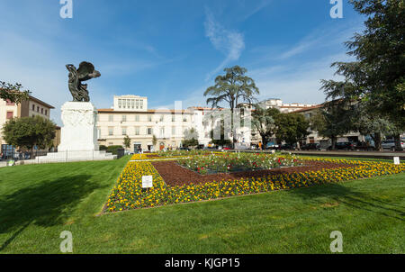 Empoli Italia - 04 novembre 2017: la statua in bronzo in della Piazza della Vittoria della dea vittoria in realizzato da Dario Manetti e Carlo Rivalta in 1 Foto Stock