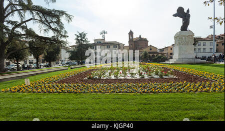 Empoli Italia - 04 novembre 2017: la statua in bronzo in della Piazza della Vittoria della dea vittoria in realizzato da Dario Manetti e Carlo Rivalta in 1 Foto Stock