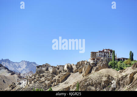 Monastero di Lamayuru permanente sulla roccia sopra il villaggio, Ladakh, Jammu e Kashmir in India. Foto Stock