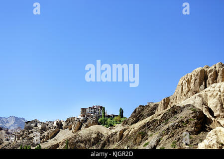 Monastero di Lamayuru permanente sulla roccia sopra il villaggio, Ladakh, Jammu e Kashmir in India. Foto Stock