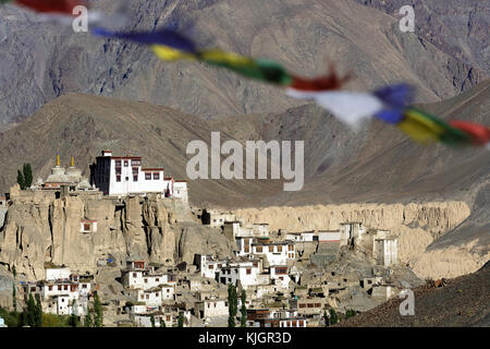 Monastero di Lamayuru permanente sulla roccia sopra il villaggio, Ladakh, Jammu e Kashmir in India. Foto Stock