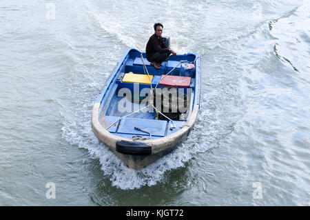 Hong Kong - 24 maggio 2008 - pescatore in tai o villaggio di pescatori di Hong kong. Foto Stock