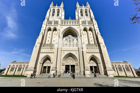 Washington, D.C. - 12 aprile 2015: la cattedrale nazionale di Washington, una cattedrale della chiesa episcopale si trova a Washington D.C. Foto Stock