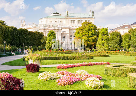 Vienna, Austria - 28 agosto: persone nel pubblico voksgarte parco di vienn vienna, Austria il 28 agosto 2017. vista burgtheater. Foto Stock