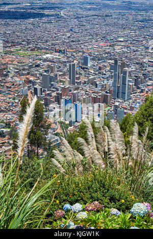Birds Eye vista dal monte Cerro de Monserrate su Bogotà, Colombia, Sud America Foto Stock