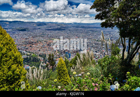 Birds Eye vista dal monte Cerro de Monserrate su Bogotà, Colombia, Sud America Foto Stock
