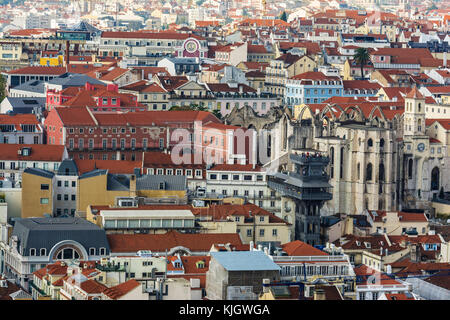 Vista del quartiere Baixa con Elevador de Santa Justa, chiamato anche carmo sollevare e convento da ordem do Carmo, chiesa storica. vista dal Castelo de Sao Jorge Foto Stock