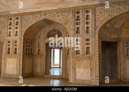 Interno del padiglione dorato in fort di Agra Foto Stock