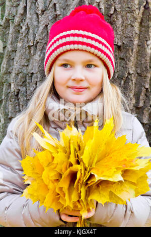 Foto della ragazza con bouquet da fogli in autunno Foto Stock