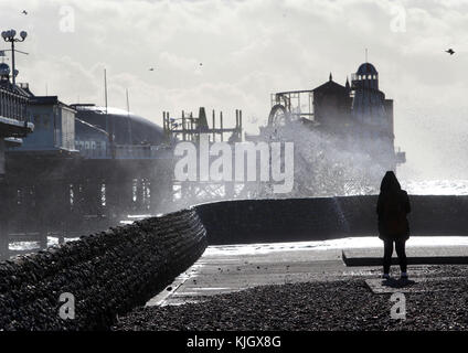 Brighton, Regno Unito. 23rd Novembre 2017. I venti e i mari alzano uno spray marino a Brighton come la Gran Bretagna brace per un periodo di tempo tempestoso come il Met Office Issue avvertenze.. Credit: Nigel Bowles/Alamy Live News Foto Stock