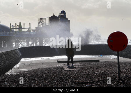 Brighton, Regno Unito. 23rd Novembre 2017. I venti e i mari alzano uno spray marino a Brighton come la Gran Bretagna brace per un periodo di tempo tempestoso come il Met Office Issue avvertenze.. Credit: Nigel Bowles/Alamy Live News Foto Stock