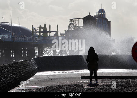 Brighton, Regno Unito. 23rd Novembre 2017. I venti e i mari alzano uno spray marino a Brighton come la Gran Bretagna brace per un periodo di tempo tempestoso come il Met Office Issue avvertenze.. Credit: Nigel Bowles/Alamy Live News Foto Stock