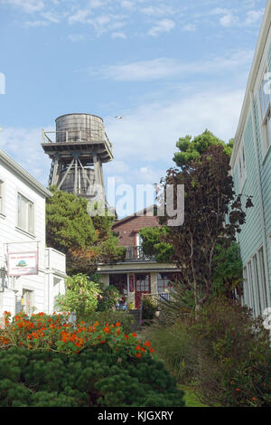 Case e una torre d'acqua si stagliano contro i cieli blu a nord di San Francisco, a Mendocino, Stati Uniti, 11 settembre 2017. La regione è conosciuta per la sua colonia di artisti, con molti edifici in legno costruiti in stile tradizionale. Foto: Alexandra Schuler/dpa Foto Stock