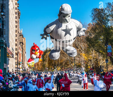 New York, Stati Uniti d'America, 23 Nov 2017. New York, Stati Uniti d'America, un palloncino di Harold il giocatore di baseball partecipa al Thanksgiving Parade avanti di uccello arrabbiato rosso e SpongeBob a New York, in zona Central Park West, foto di Enrique Shore/Alamy Live News Foto Stock